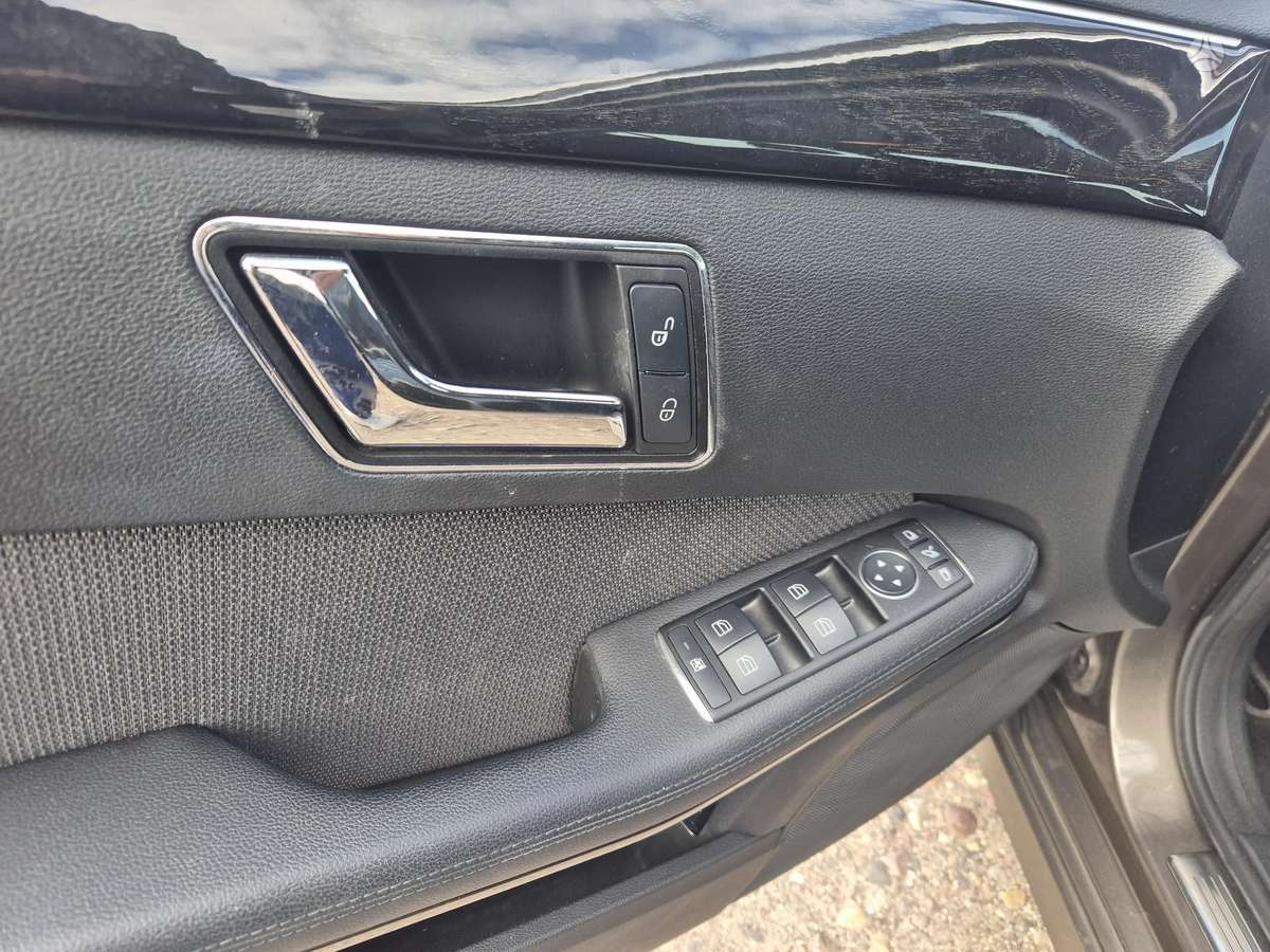 Mercedes-Benz E200 2011 — photo 18