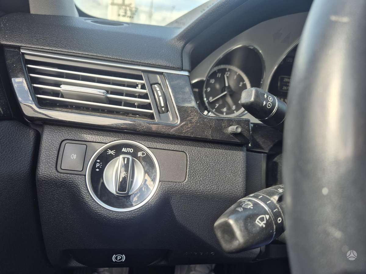 Mercedes-Benz E200 2011 — photo 19