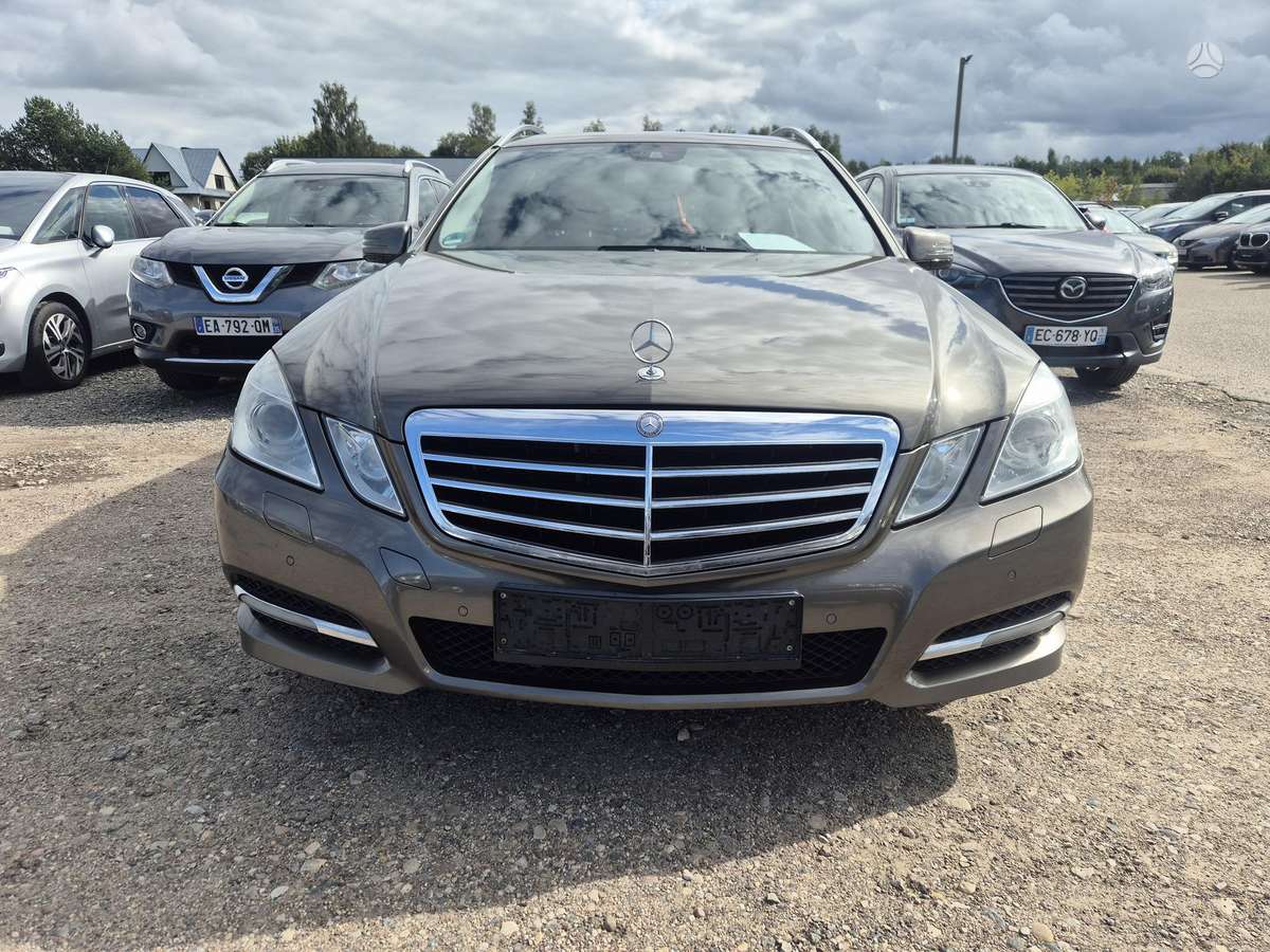 Mercedes-Benz E200 2011 — rear view