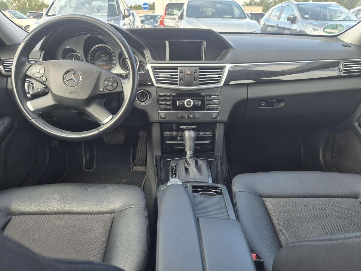 Mercedes-Benz E200 2011 — photo 20