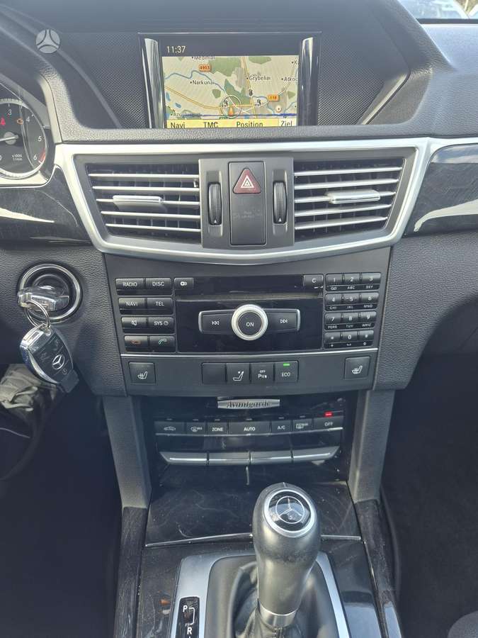 Mercedes-Benz E200 2011 — photo 21