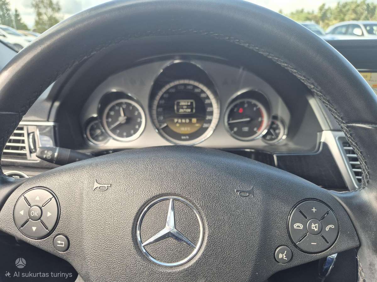 Mercedes-Benz E200 2011 — photo 23