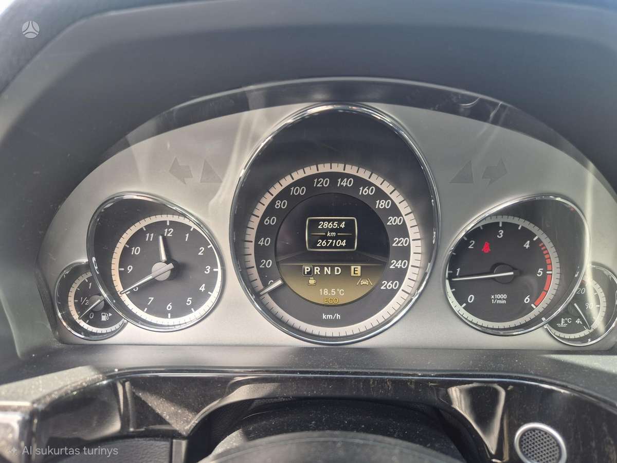 Mercedes-Benz E200 2011 — photo 24