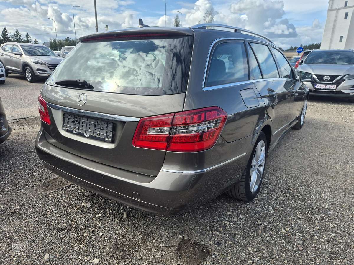 Mercedes-Benz E200 2011 — photo 7