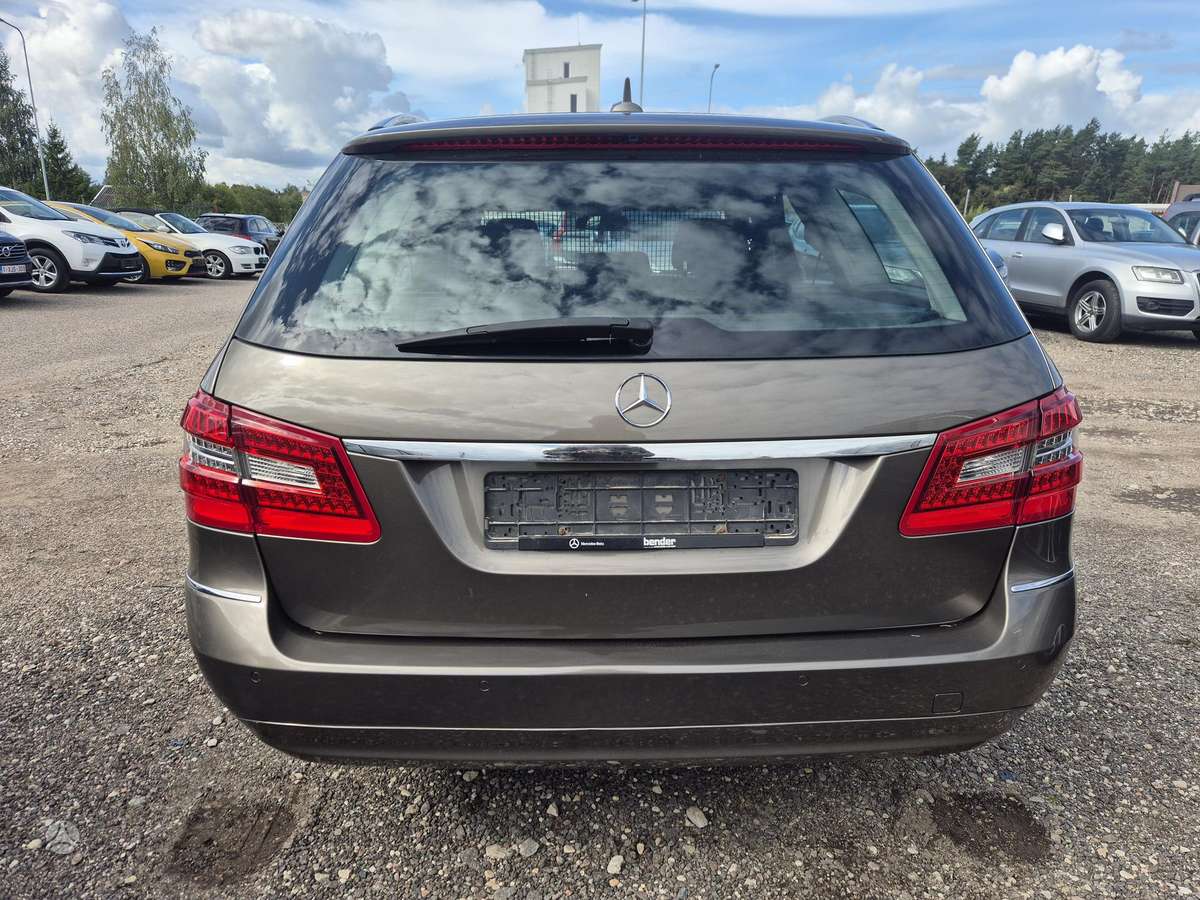 Mercedes-Benz E200 2011 — photo 8