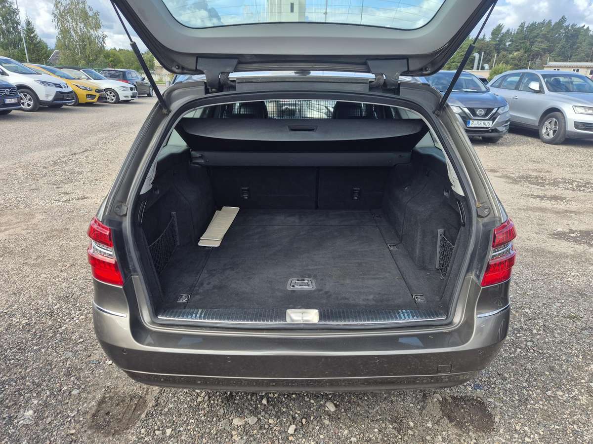 Mercedes-Benz E200 2011 — photo 9