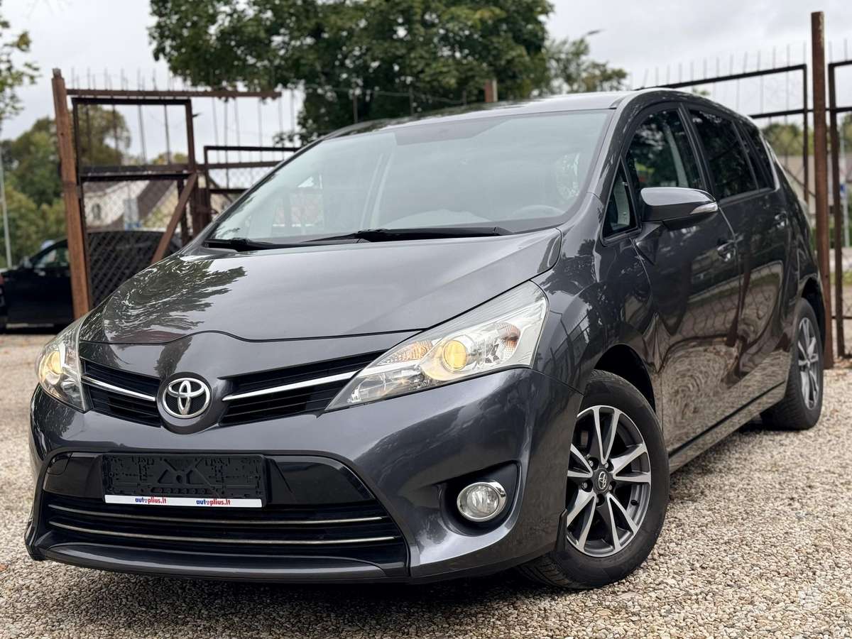 Toyota Verso 2013 — rear view