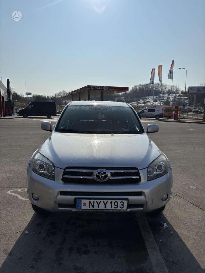 Toyota RAV4 2008 — rear view