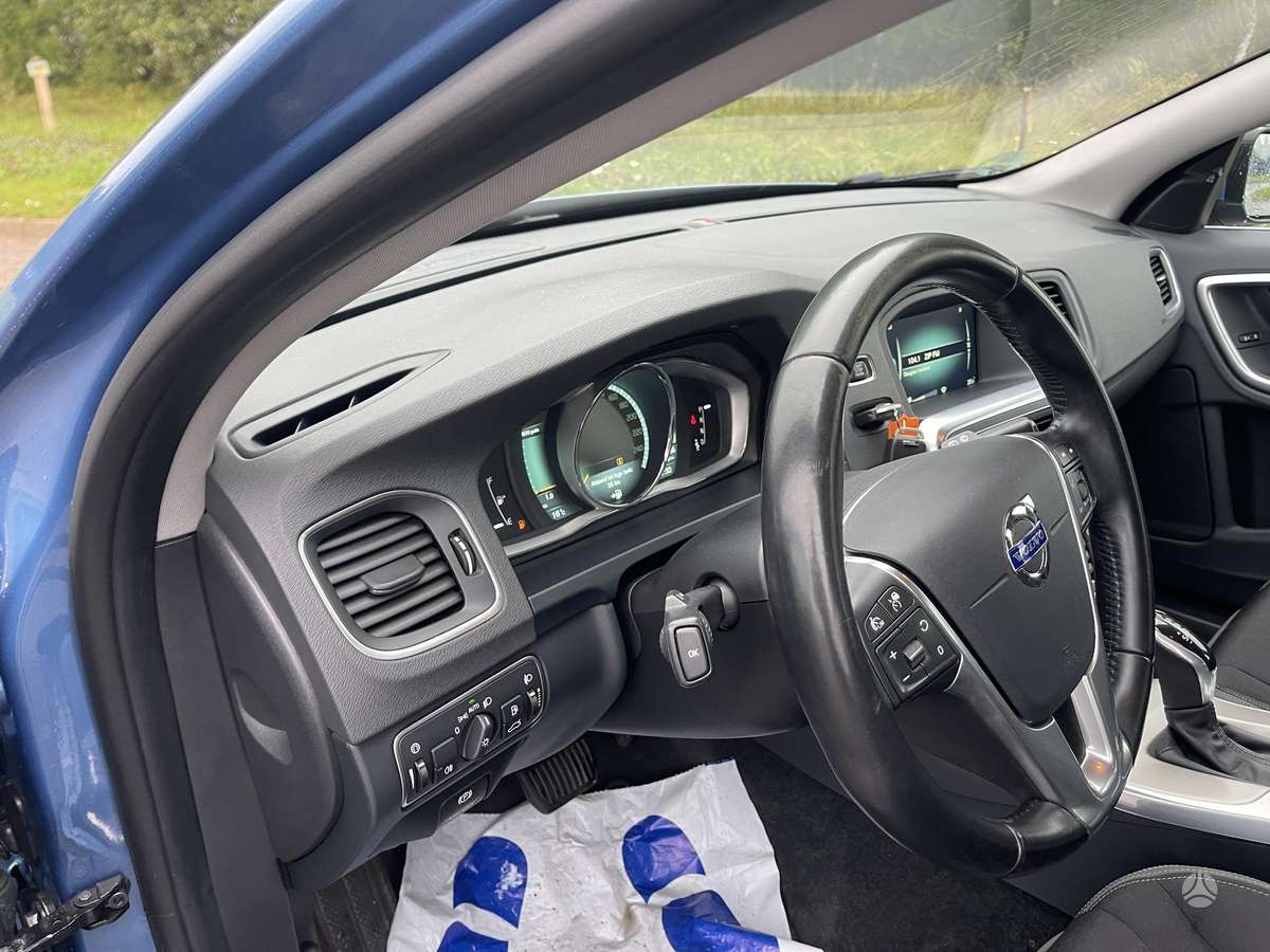 Volvo V60 2014 — photo 18