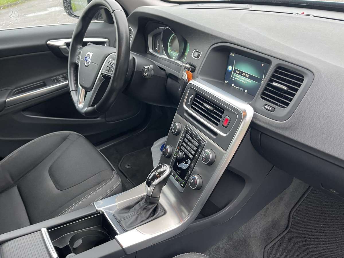 Volvo V60 2014 — photo 31