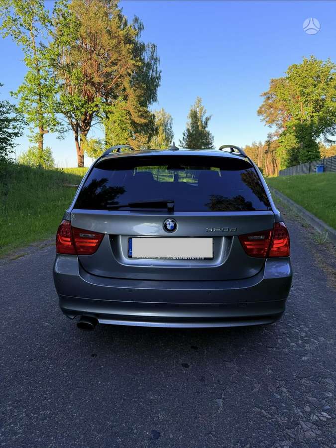 BMW 320 2009 — вигляд ззаду