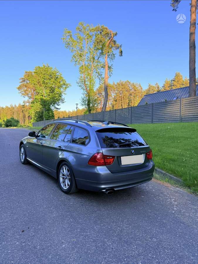 BMW 320 2009 — салон
