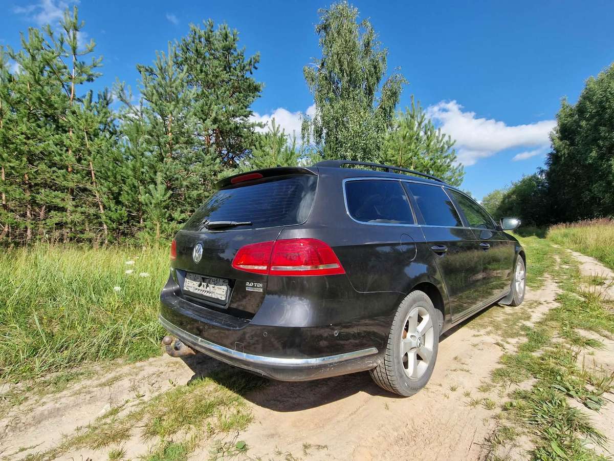 Volkswagen Passat 2011 — rear view