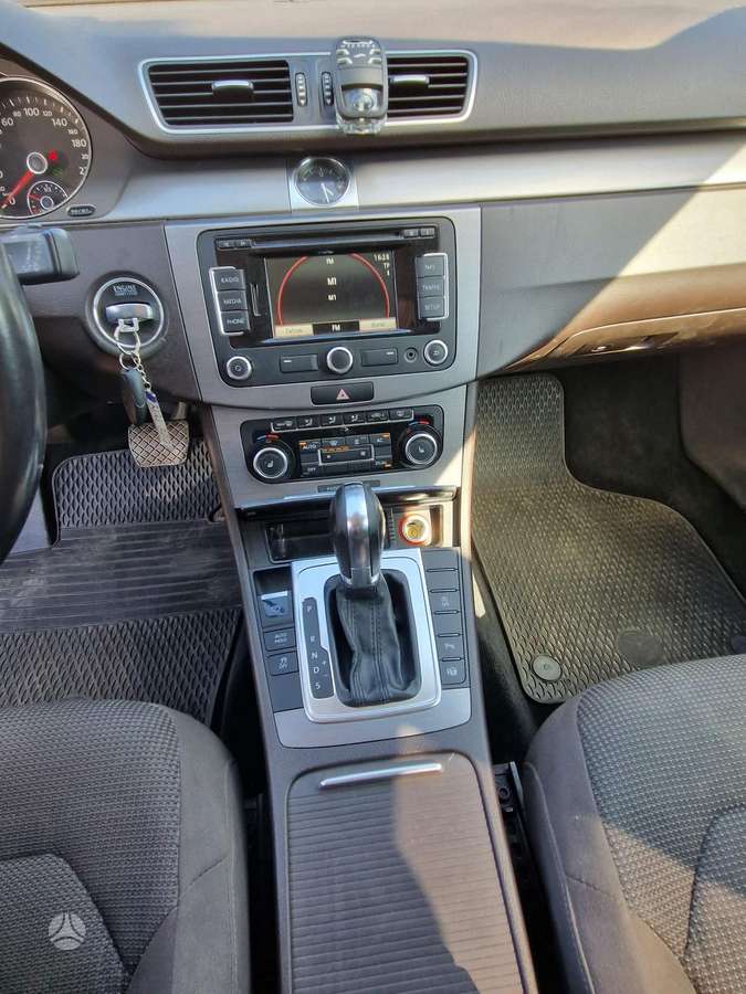 Volkswagen Passat 2011 — photo 9