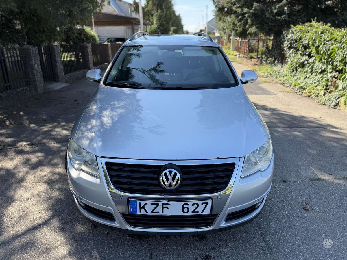 Volkswagen Passat 2010 — interior