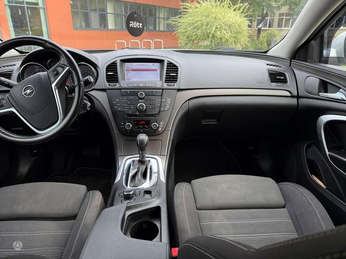 Opel Insignia 2011 — photo 10