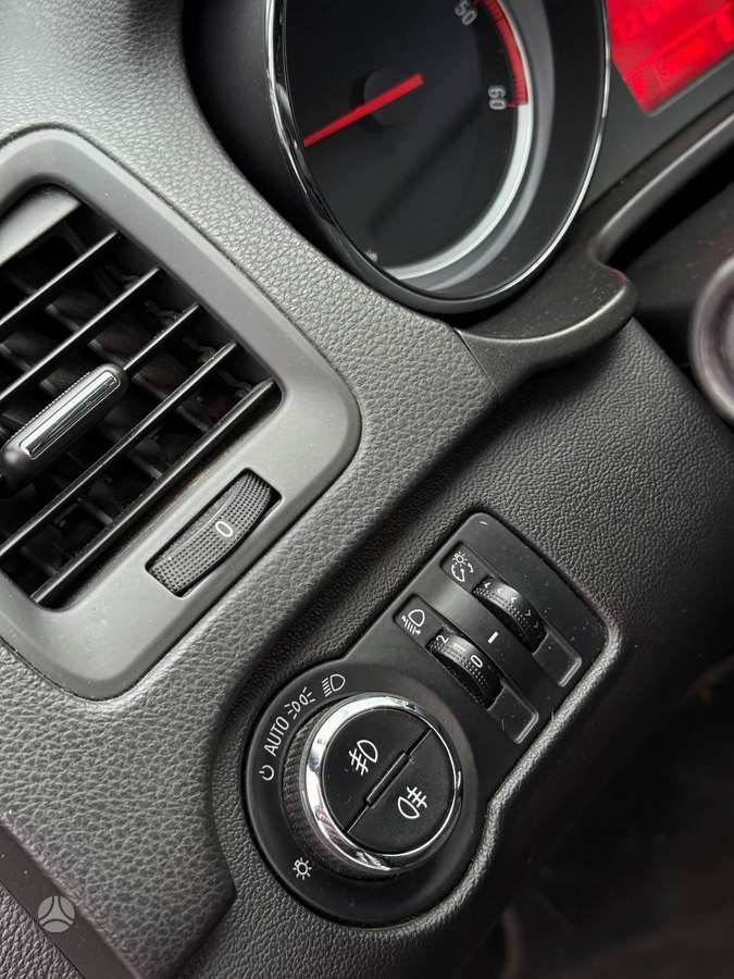 Opel Insignia 2011 — photo 18