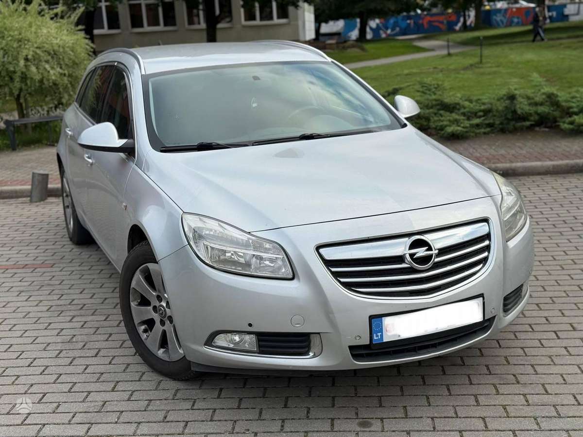 Opel Insignia 2011 — rear view