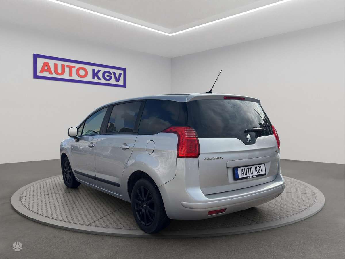 Peugeot 5008 2010 — салон