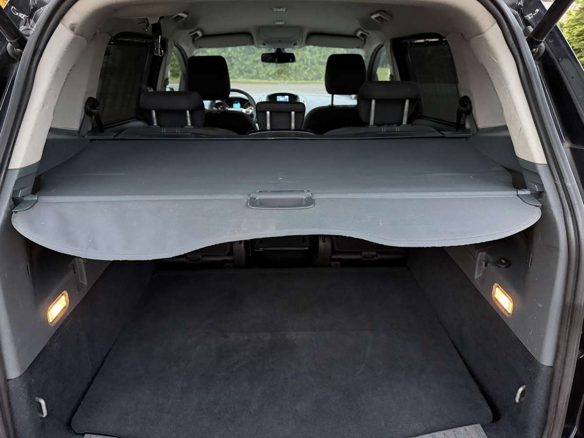Ford Grand 2011 — photo 16