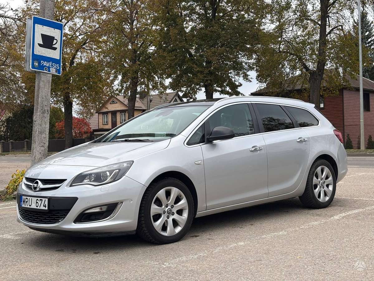 Opel Astra 2013 — rear view