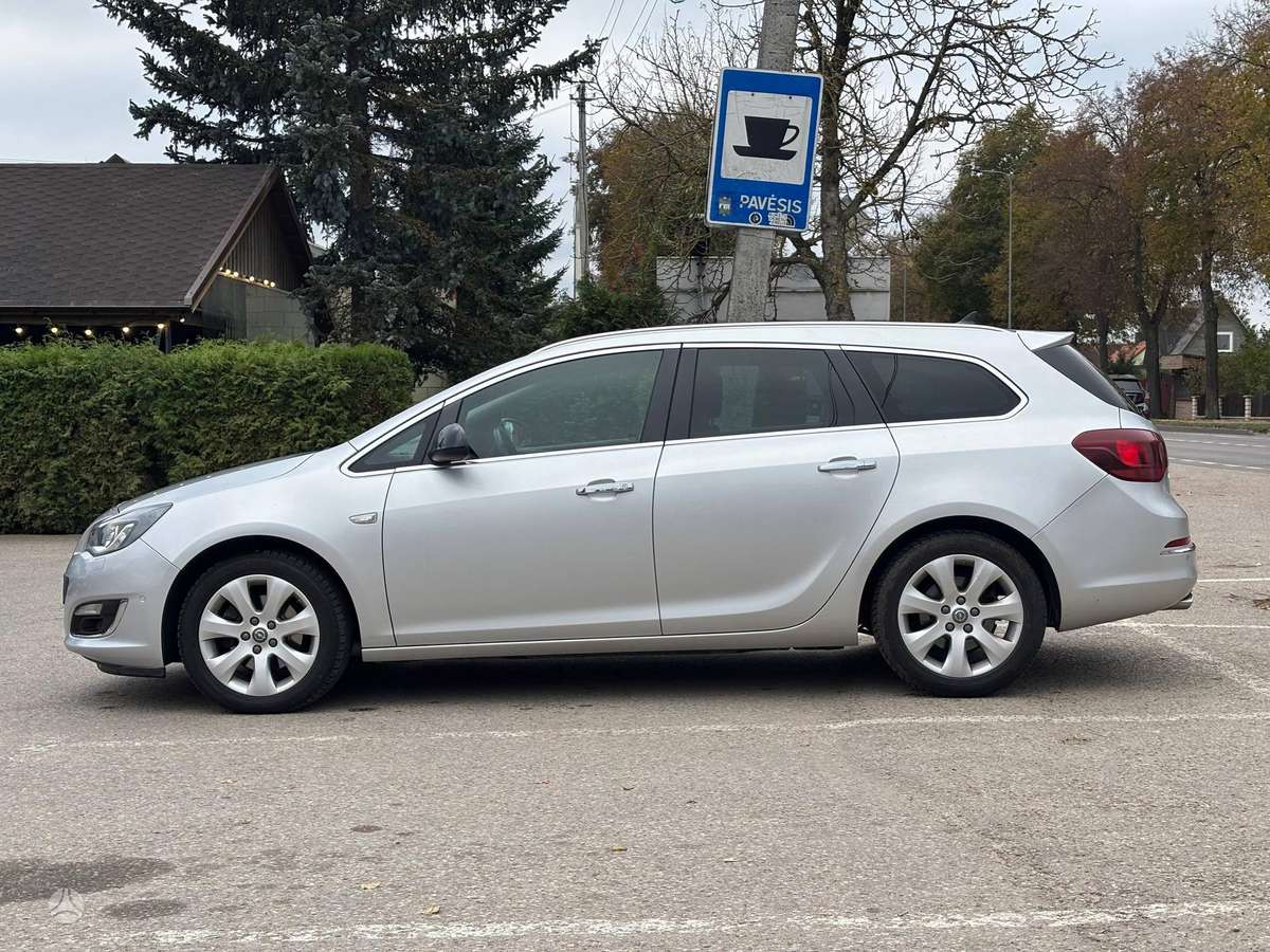 Opel Astra 2013 — interior
