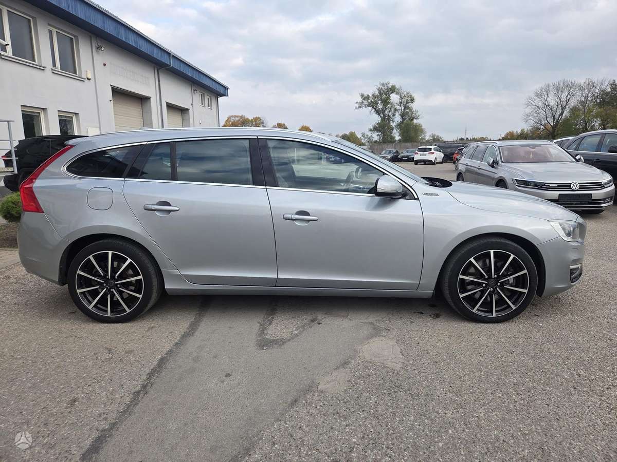 Volvo V60 2013 — двигун 2400 cm³, 280 HP (206kW)