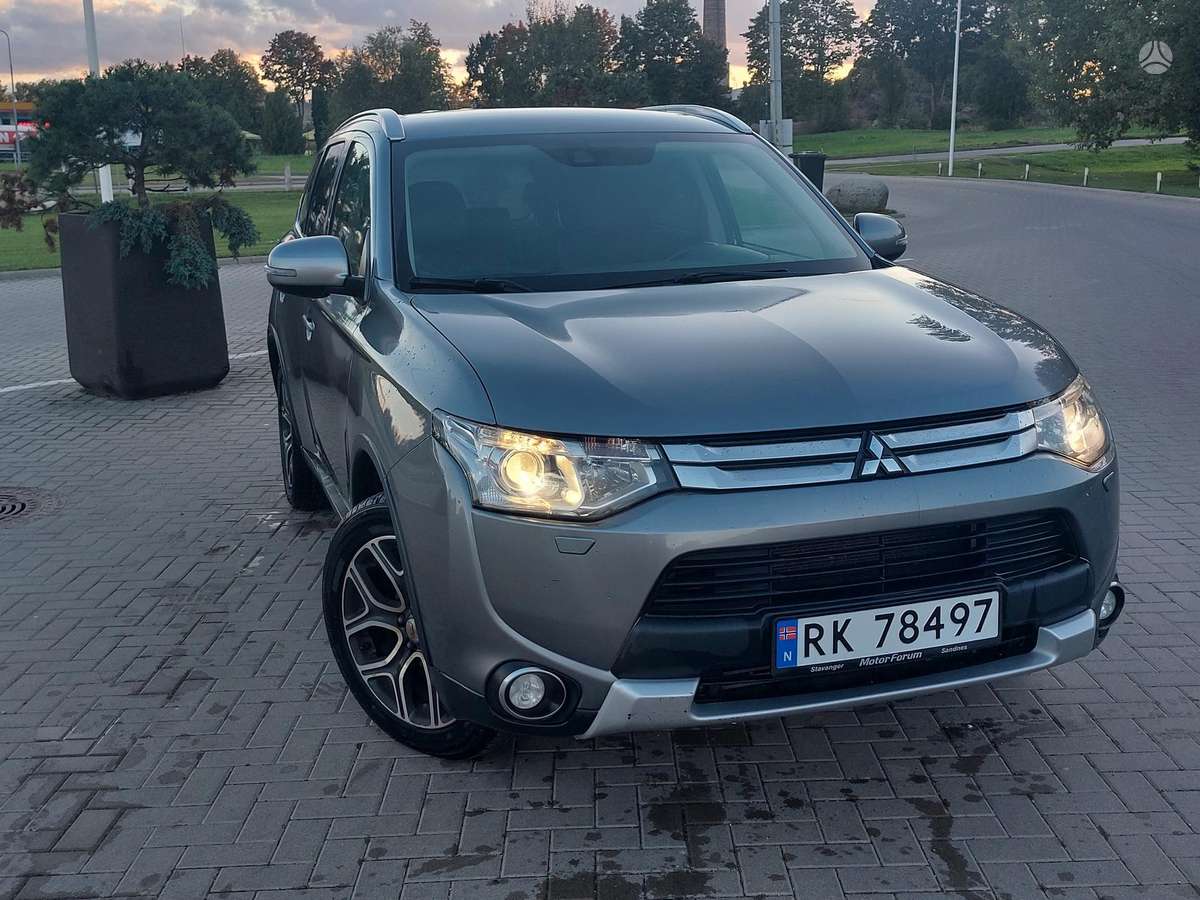 Mitsubishi Outlander 2014 — вигляд ззаду