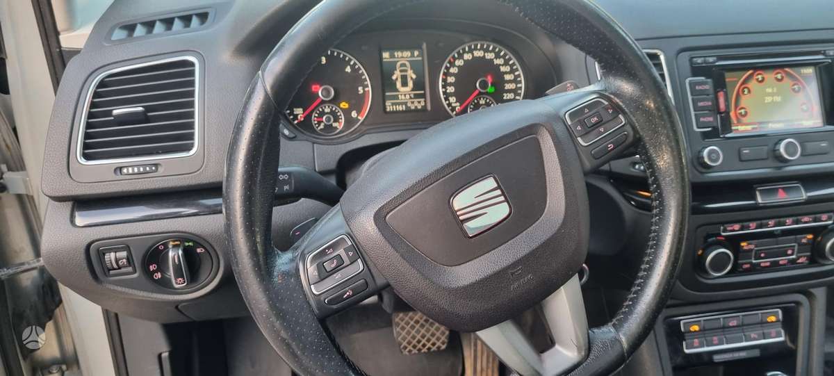 Seat Alhambra 2012 — photo 17