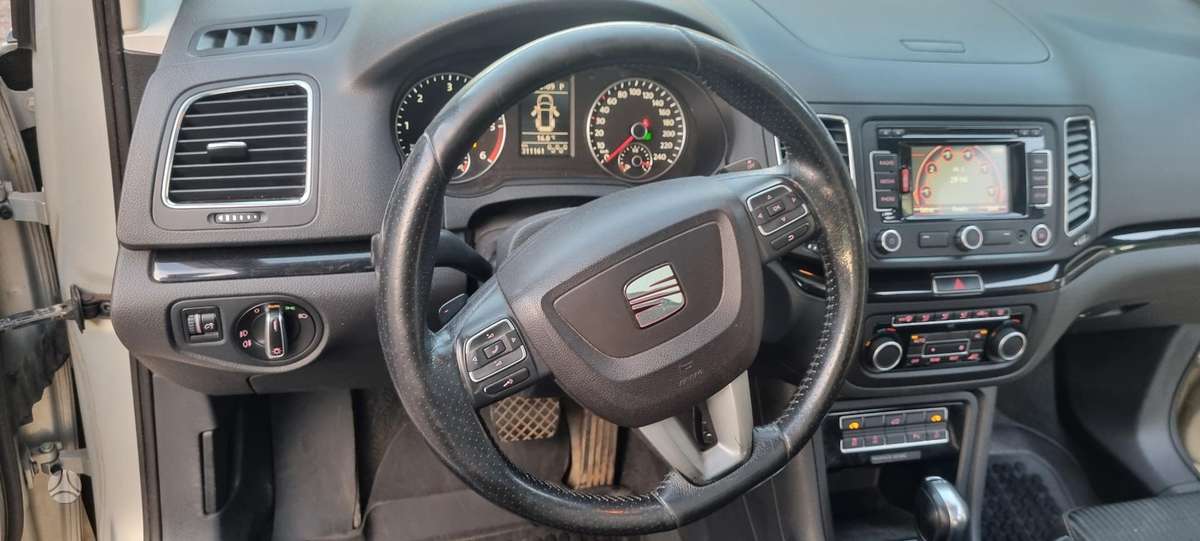 Seat Alhambra 2012 — photo 23