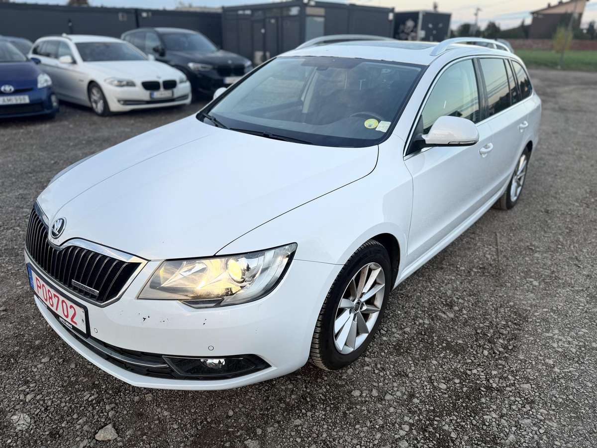 Skoda Superb 2015 — вигляд ззаду