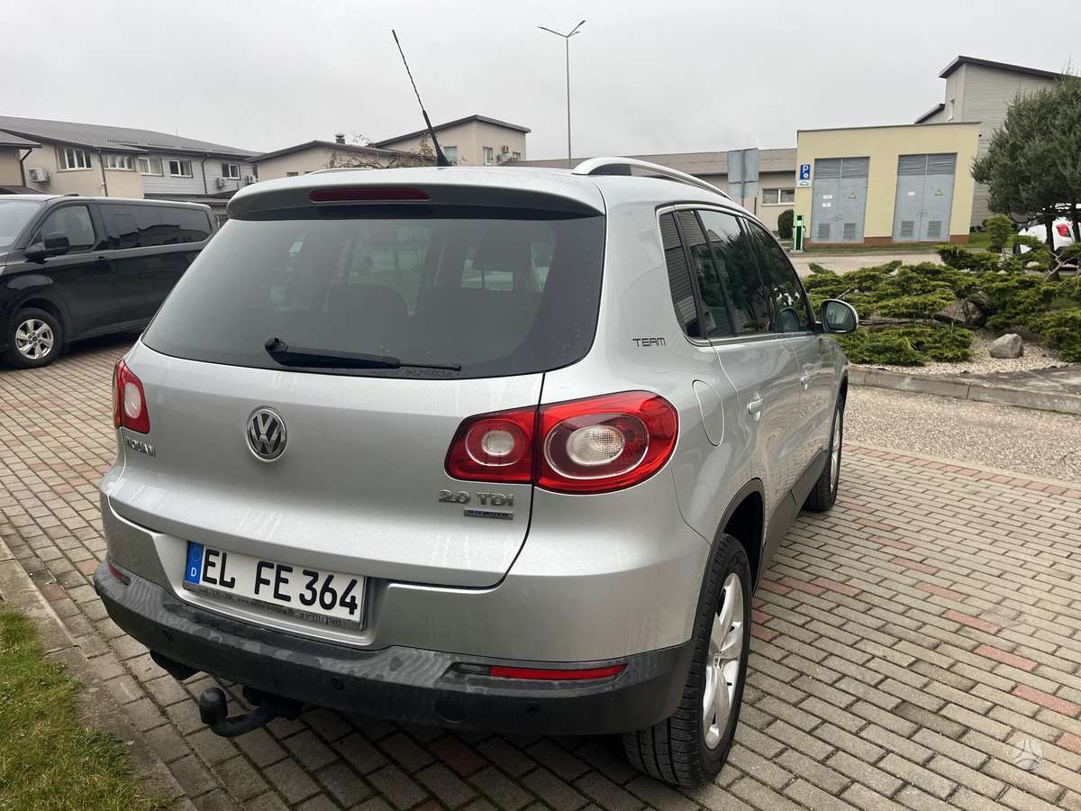 Volkswagen Tiguan 2010 — rear view