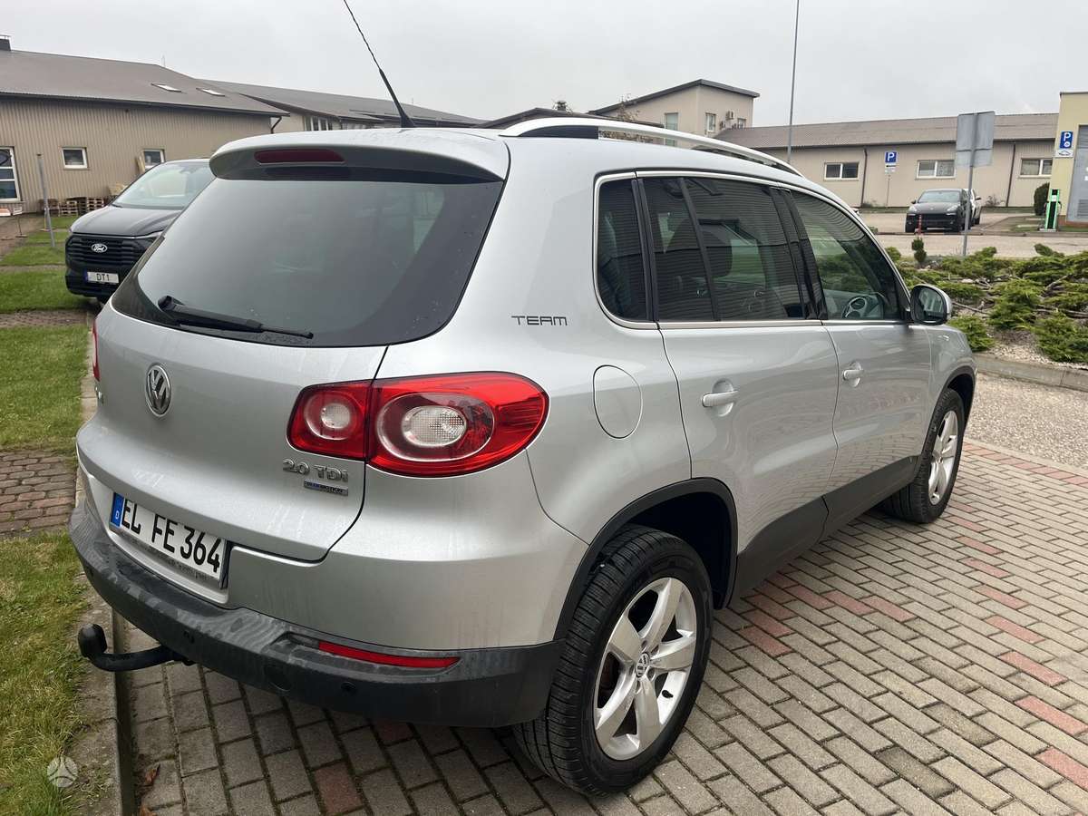 Volkswagen Tiguan 2010 — interior