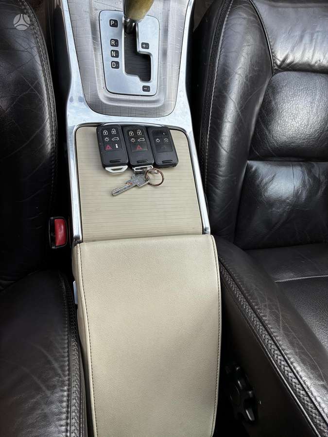 Volvo XC70 2012 — двигун 2400 cm³, 205 HP (151kW)