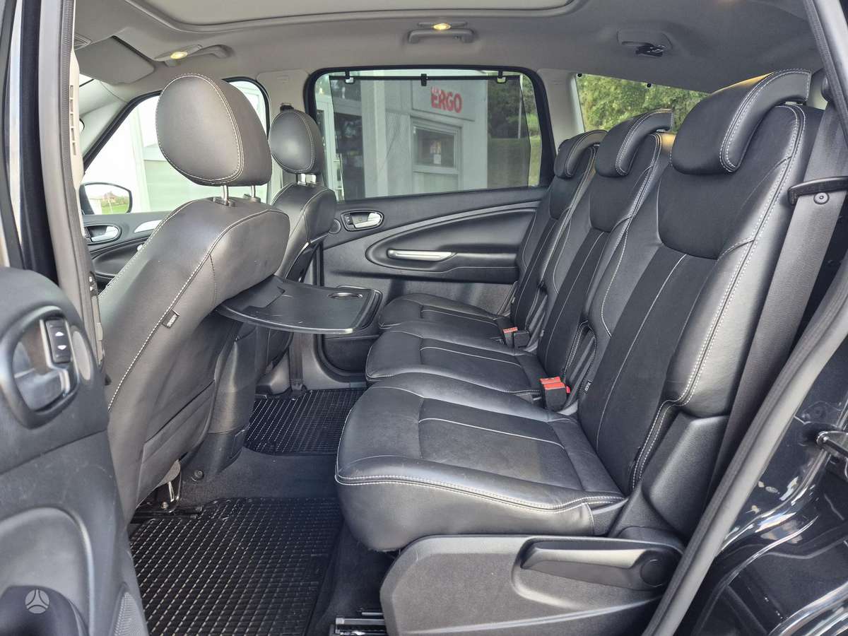 Ford S-MAX 2011 — photo 17