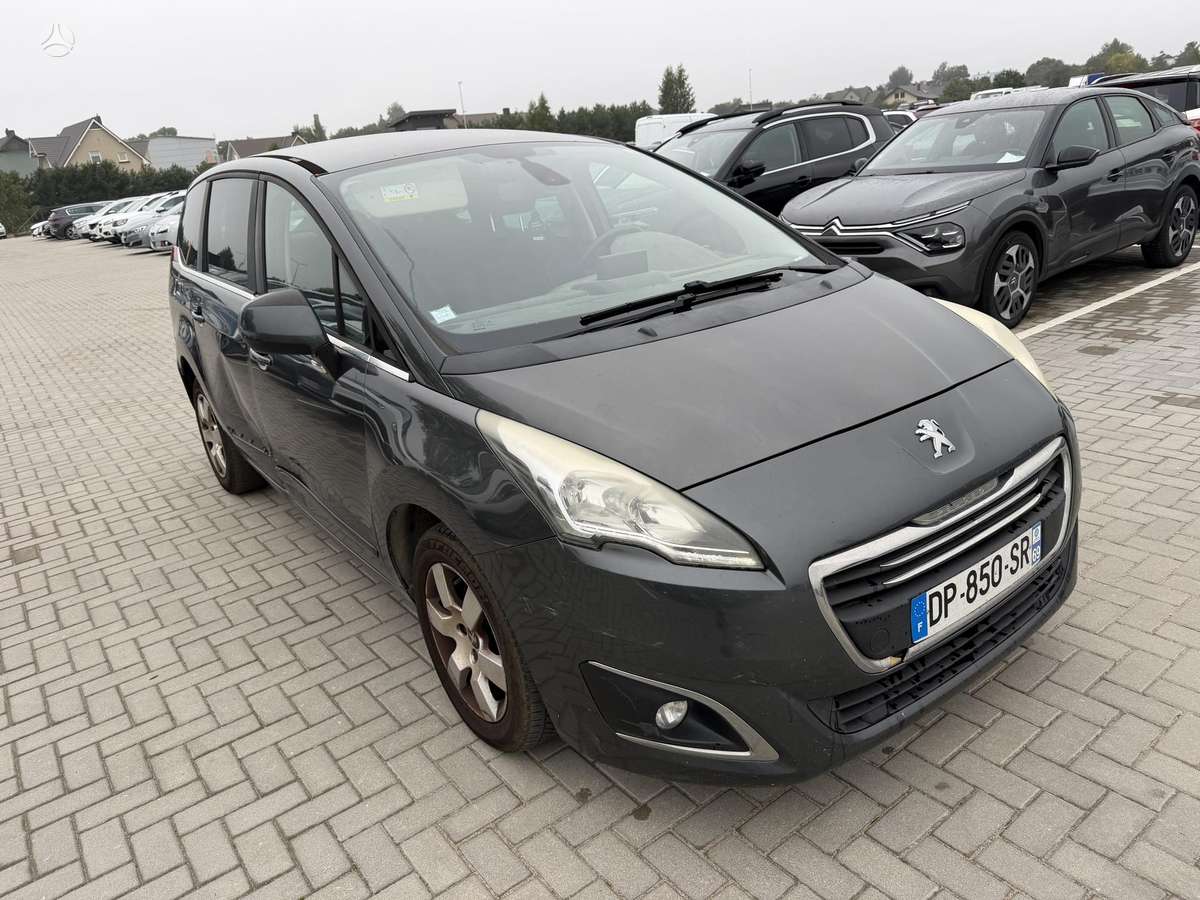 Peugeot 5008 2015 — rear view
