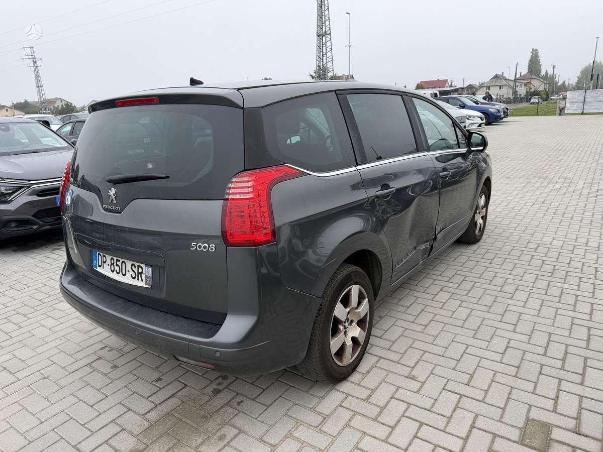 Peugeot 5008 2015 — interior