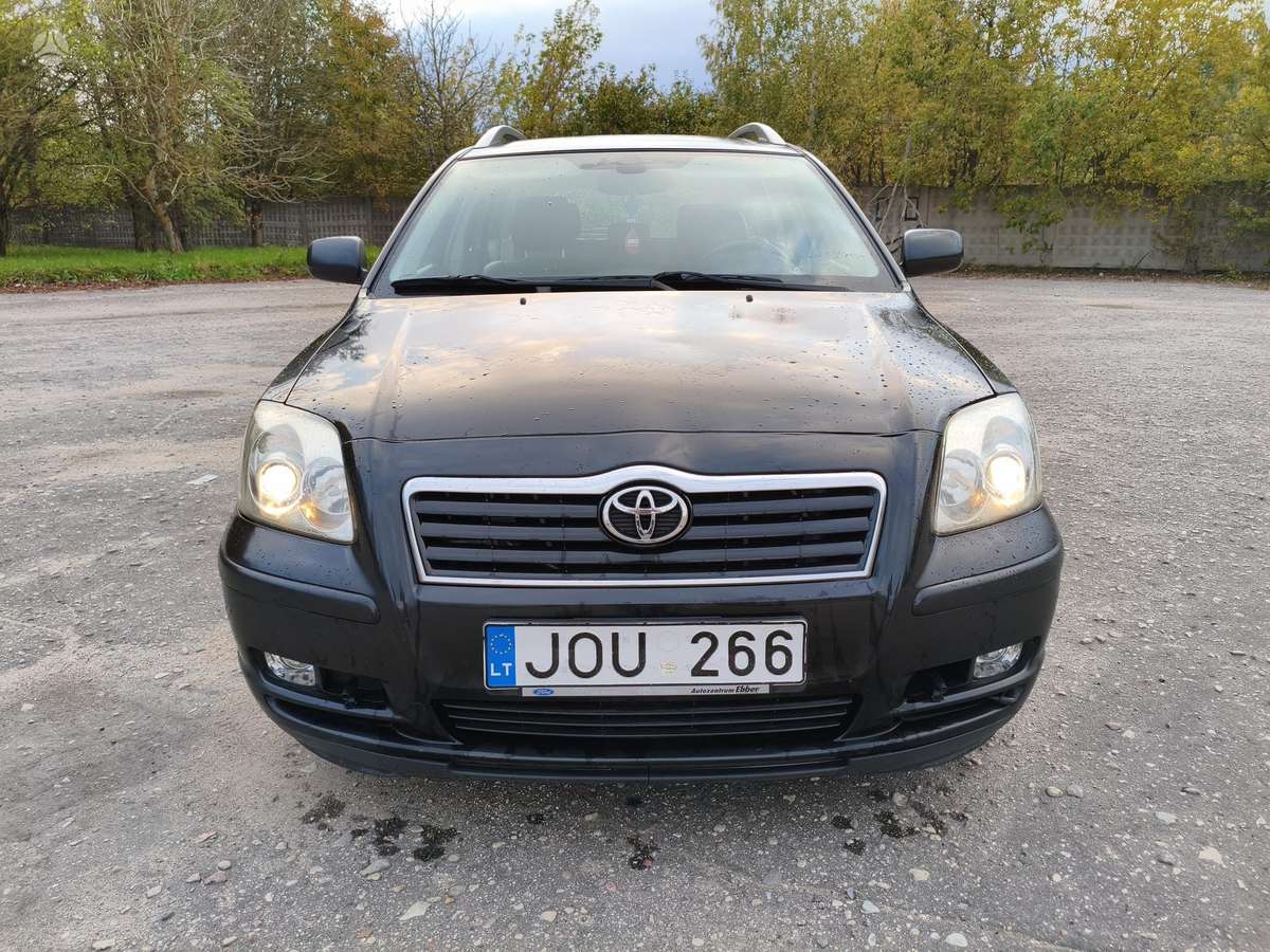 Toyota Avensis 2005 — rear view