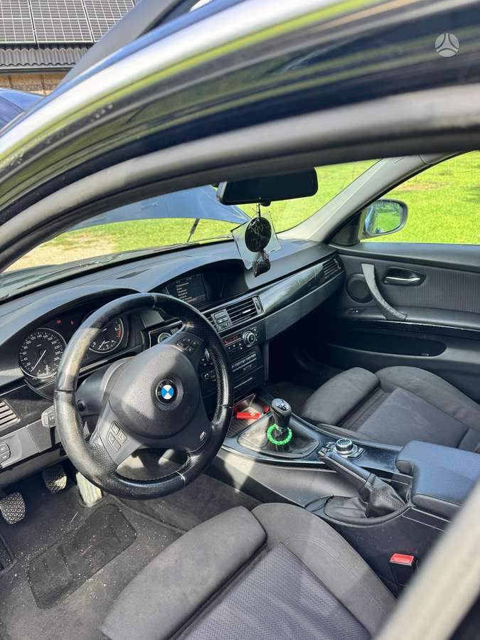 BMW 330 2010 — photo 11