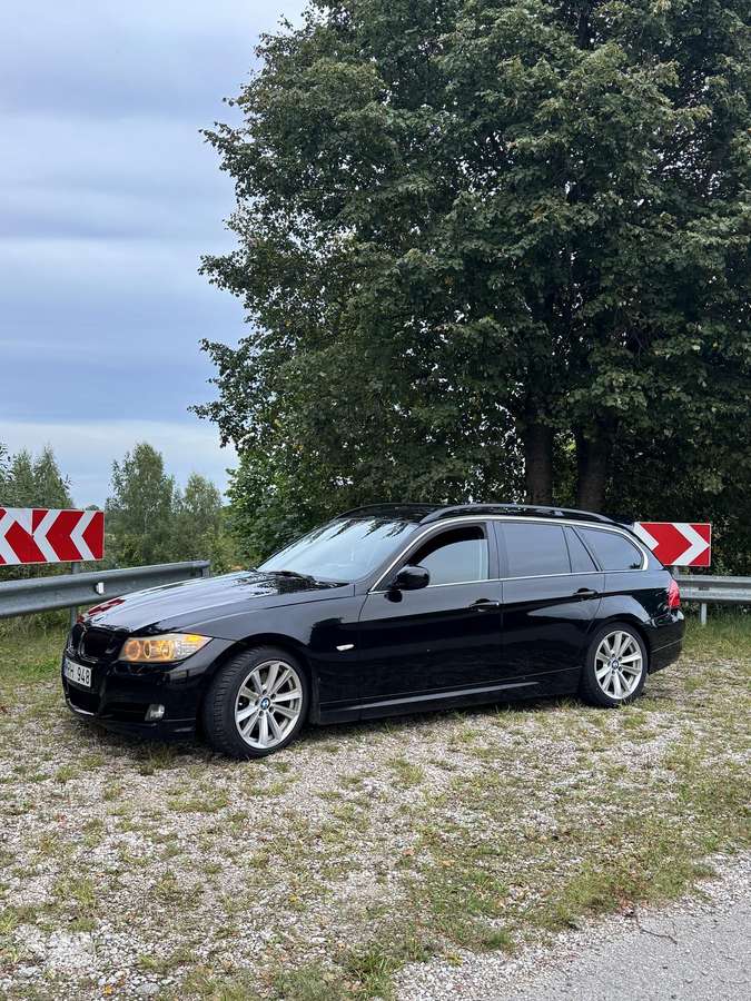 BMW 330 2010 — rear view