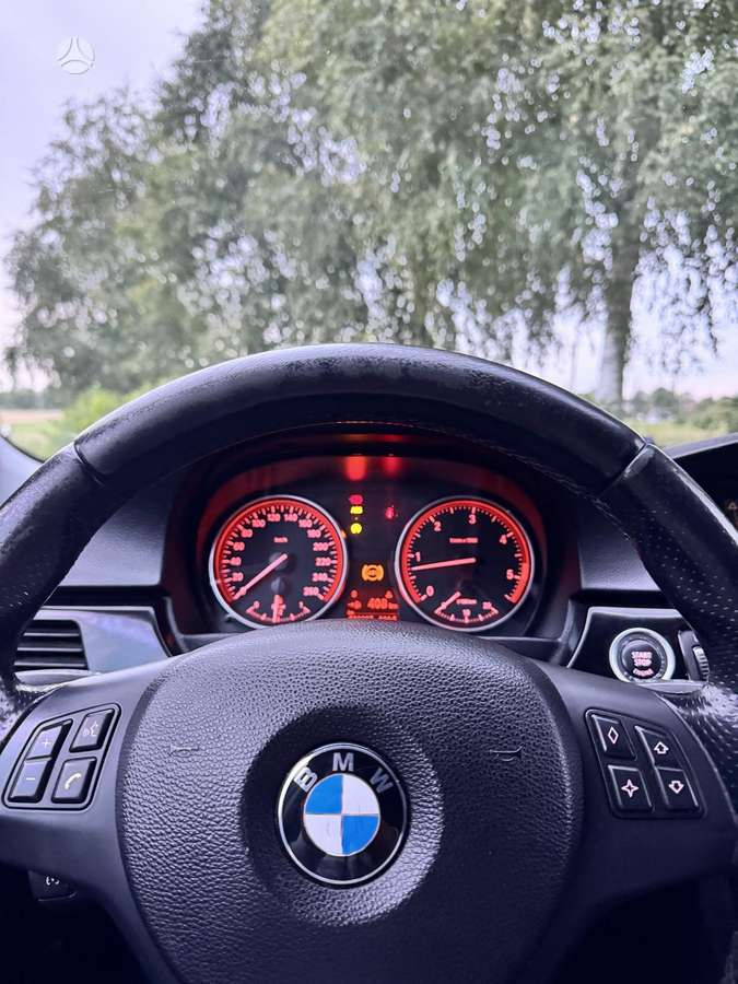 BMW 330 2010 — photo 9