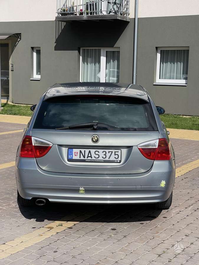 BMW 320 2006 — rear view