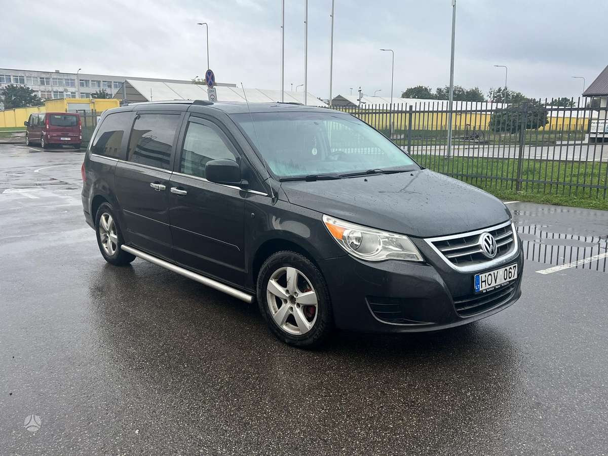 Volkswagen Routan 2011 — вигляд ззаду