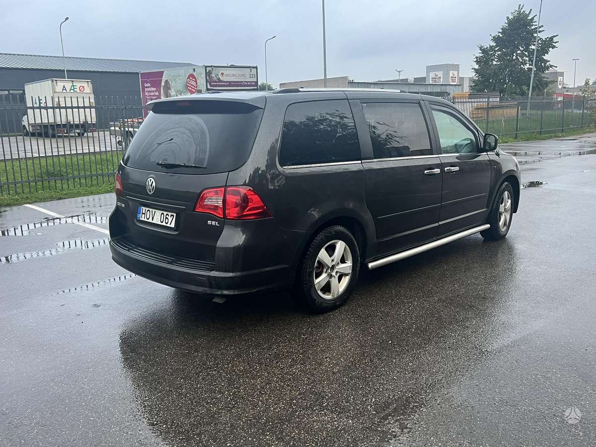 Volkswagen Routan 2011 — салон