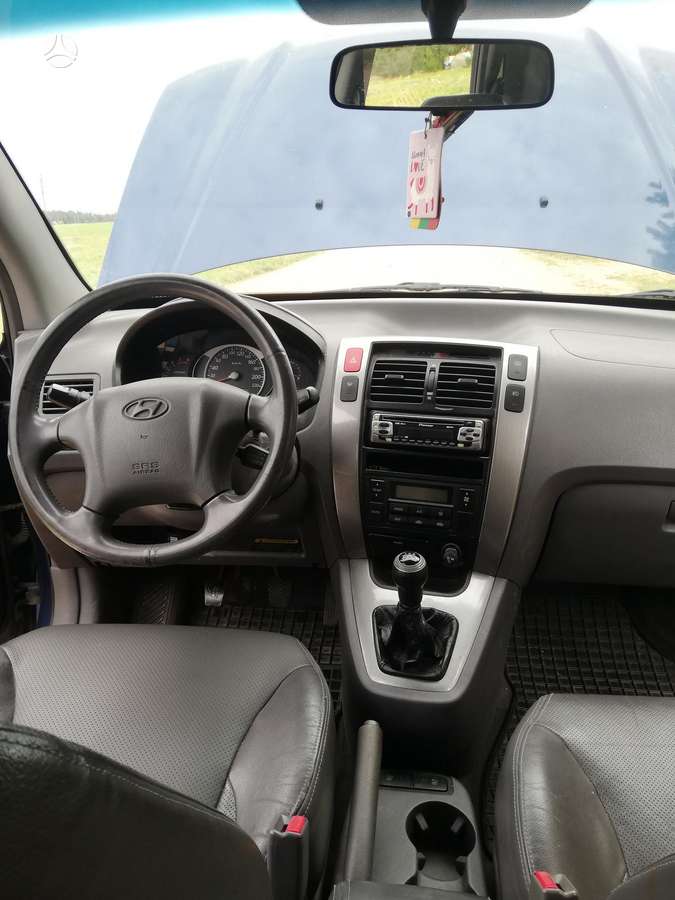 Hyundai Tucson 2004 — rear view