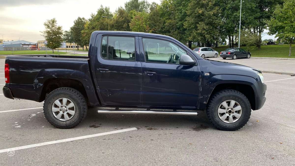 Volkswagen Amarok 2011 — rear view
