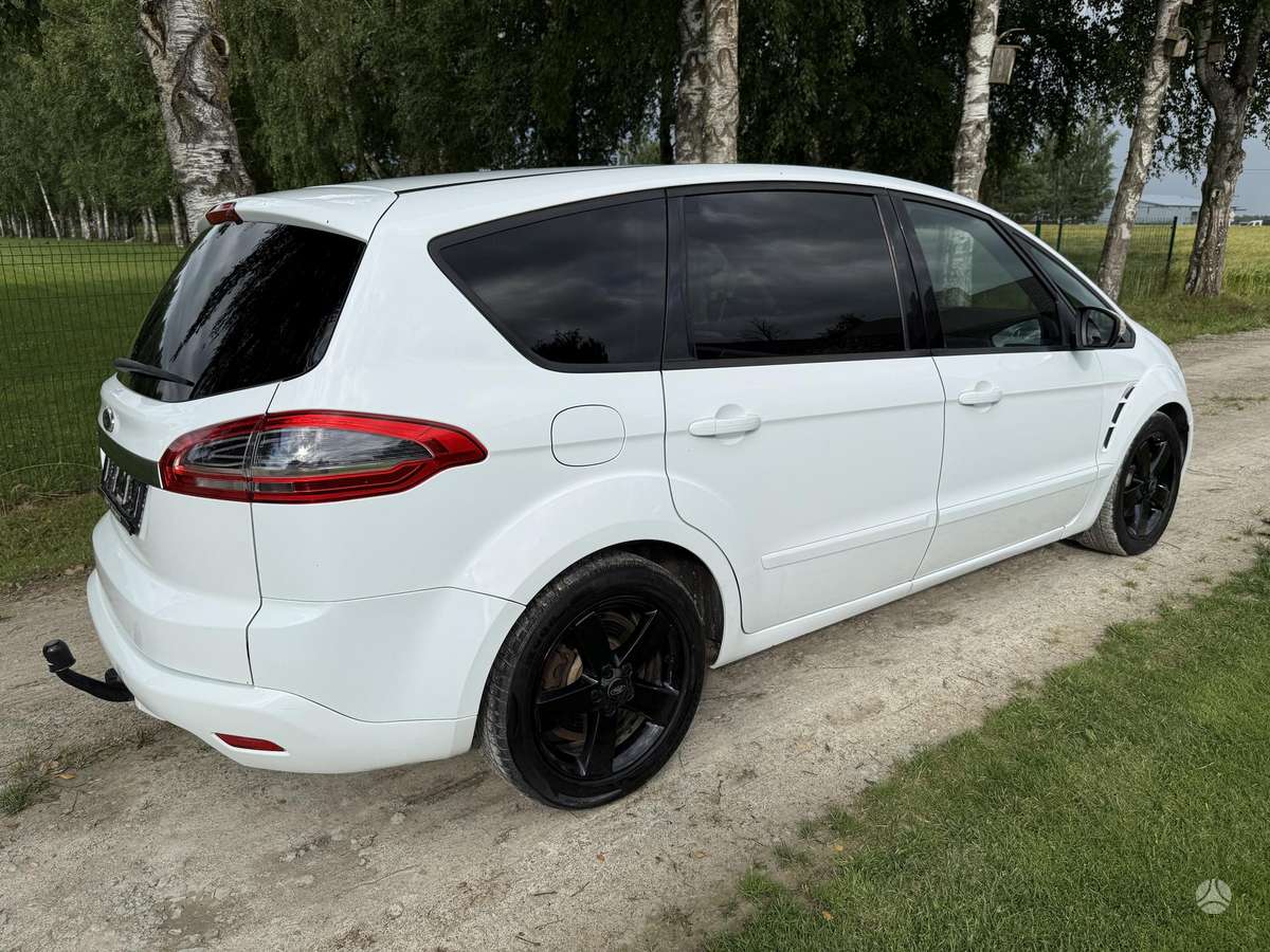 Ford S-MAX 2013 — вигляд ззаду