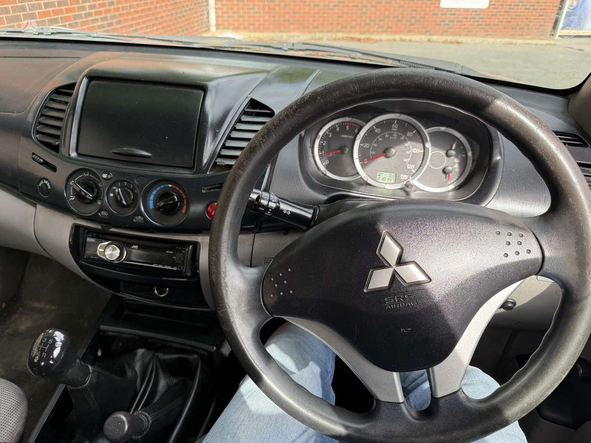 Mitsubishi L200 2010 — photo 8