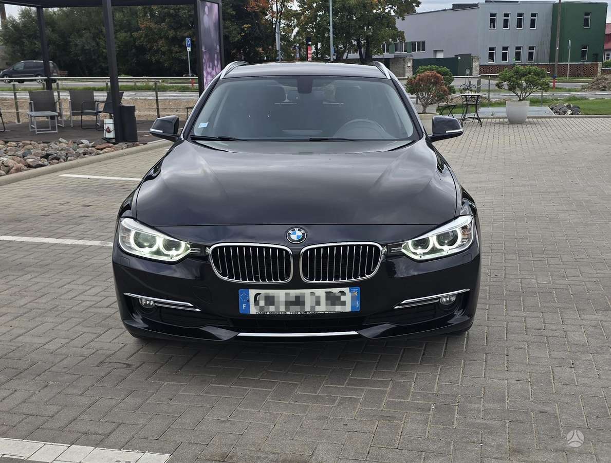 BMW 320 2013 — вигляд ззаду