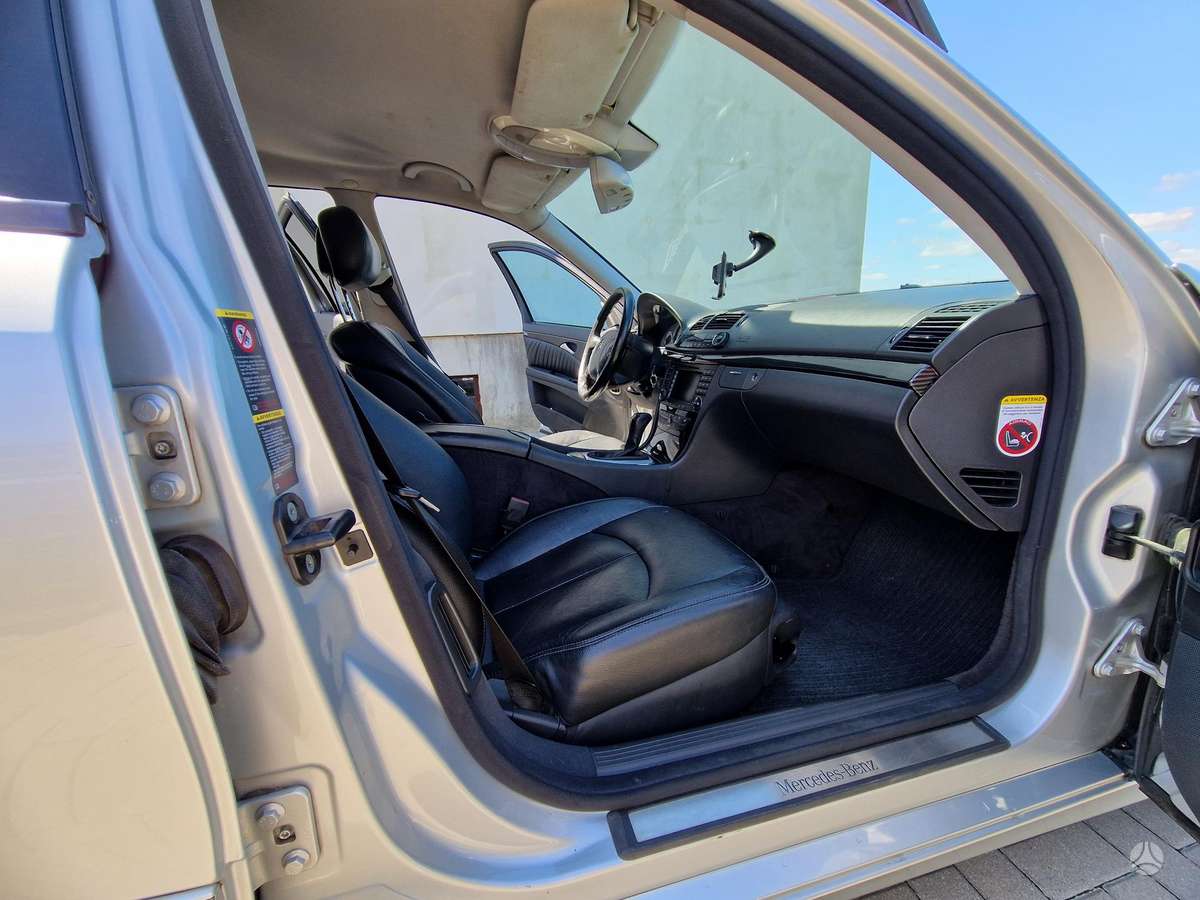 Mercedes-Benz E320 2006 — photo 32